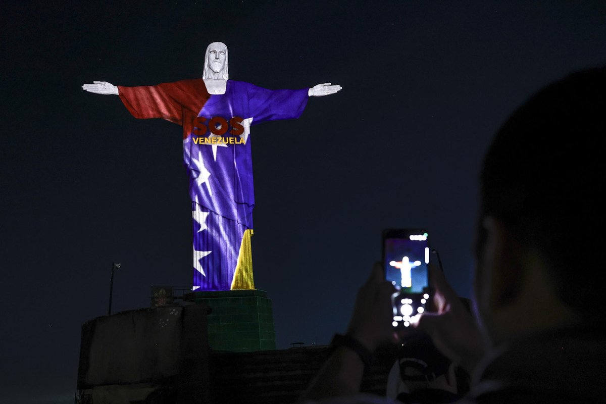 AlbertoRodNews's tweet photo. ÚLTIMA HORA | Cristo Redentor en Río se ilumina en homenaje a las víctimas de los terremotos de Venezuela https://t.co/q0SS7BFwp8 https://t.co/gmCSuhPSgn