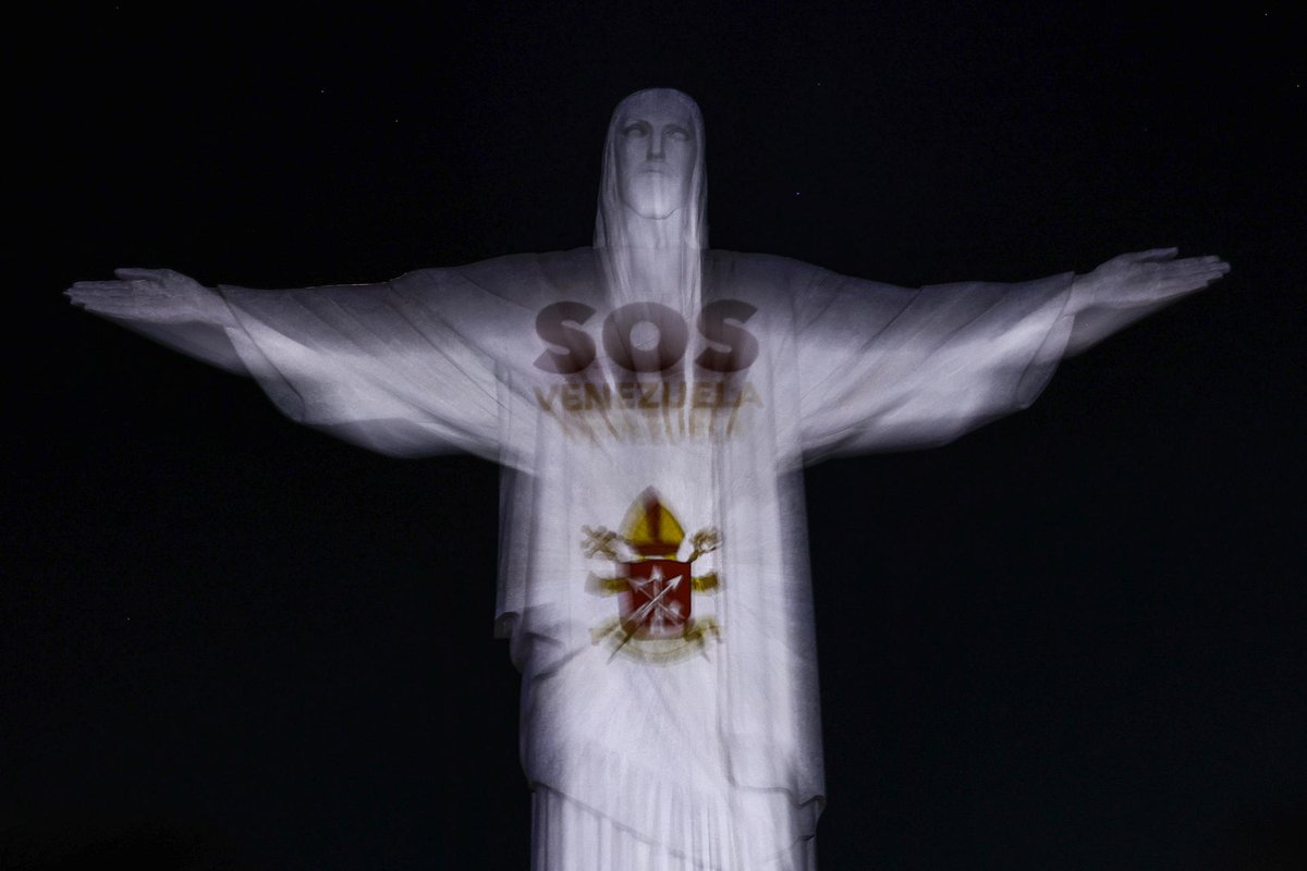 AlbertoRodNews's tweet photo. ÚLTIMA HORA | Cristo Redentor en Río se ilumina en homenaje a las víctimas de los terremotos de Venezuela https://t.co/q0SS7BFwp8 https://t.co/gmCSuhPSgn