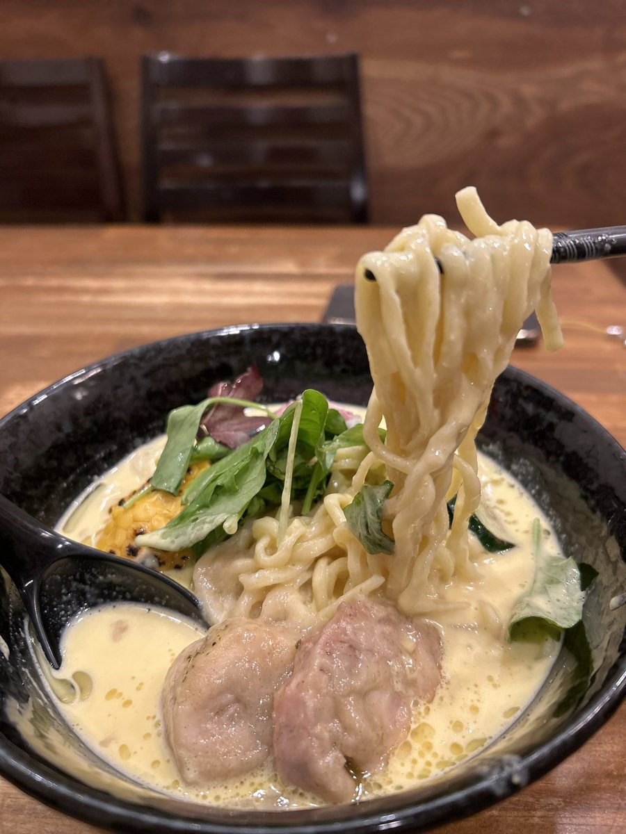 RE57947476's tweet photo. 7月のラーメンのご紹介です🍜
今回は、

「冷製コーンポタージュラーメン」
甘みのあるコーンを使い、なめらかなポタージュに仕上げました。鶏と豚の白湯の旨みを重ねた冷たいスープは、濃厚でありながら後味はすっきり。コーン本来の優しい甘みと、麺の喉ごしが楽しめる、暑い季節にぴったりの限定ラーメンです🌽

体調が回復しましたが、
まだ万全ではないのと、準備に時間がかかるので
本日は、18:00から営業いたします。

#コーン
#ポタージュ 
#冷やしラーメン 
#八王子駅
#濃厚