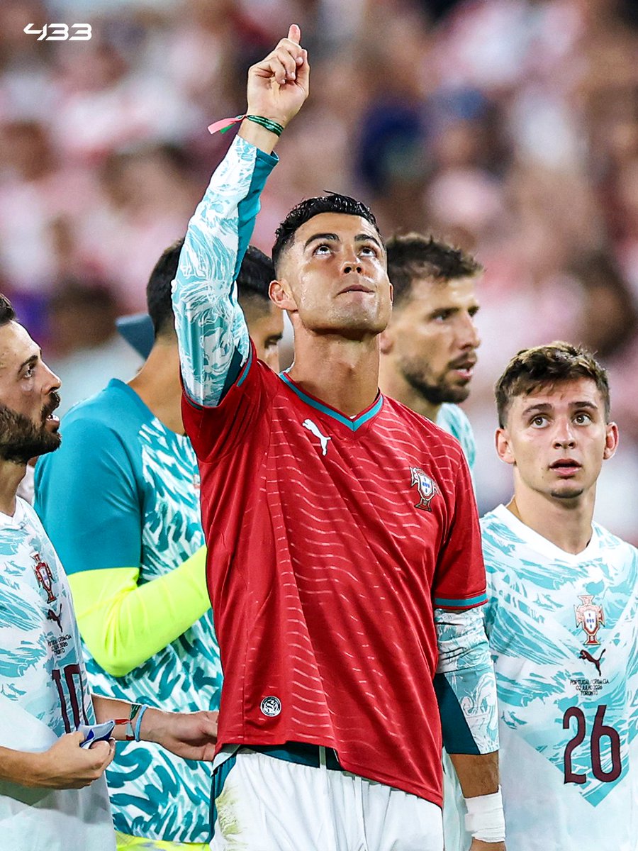 433's tweet photo. 𝐓𝐇𝐈𝐒 𝐎𝐍𝐄 𝐈𝐒 𝐅𝐎𝐑 𝐘𝐎𝐔, 𝐃𝐈𝐎𝐆𝐎 ❤️

After Portugal's win, Cristiano Ronaldo wore a Portugal shirt with Diogo Jota's number 21 on it.

Today marks exactly one year since Diogo Jota's passing.

This win is for him. ❤️ https://t.co/R7qo4M6lys