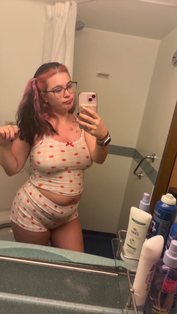ag3492's tweet photo. Which one do you like better? Pjs, going out outfit, or bathing suit??❤️
#mexico #chubby #whitetoes #bathingsuit #TattooedSlimThick https://t.co/OpoF1iPavY