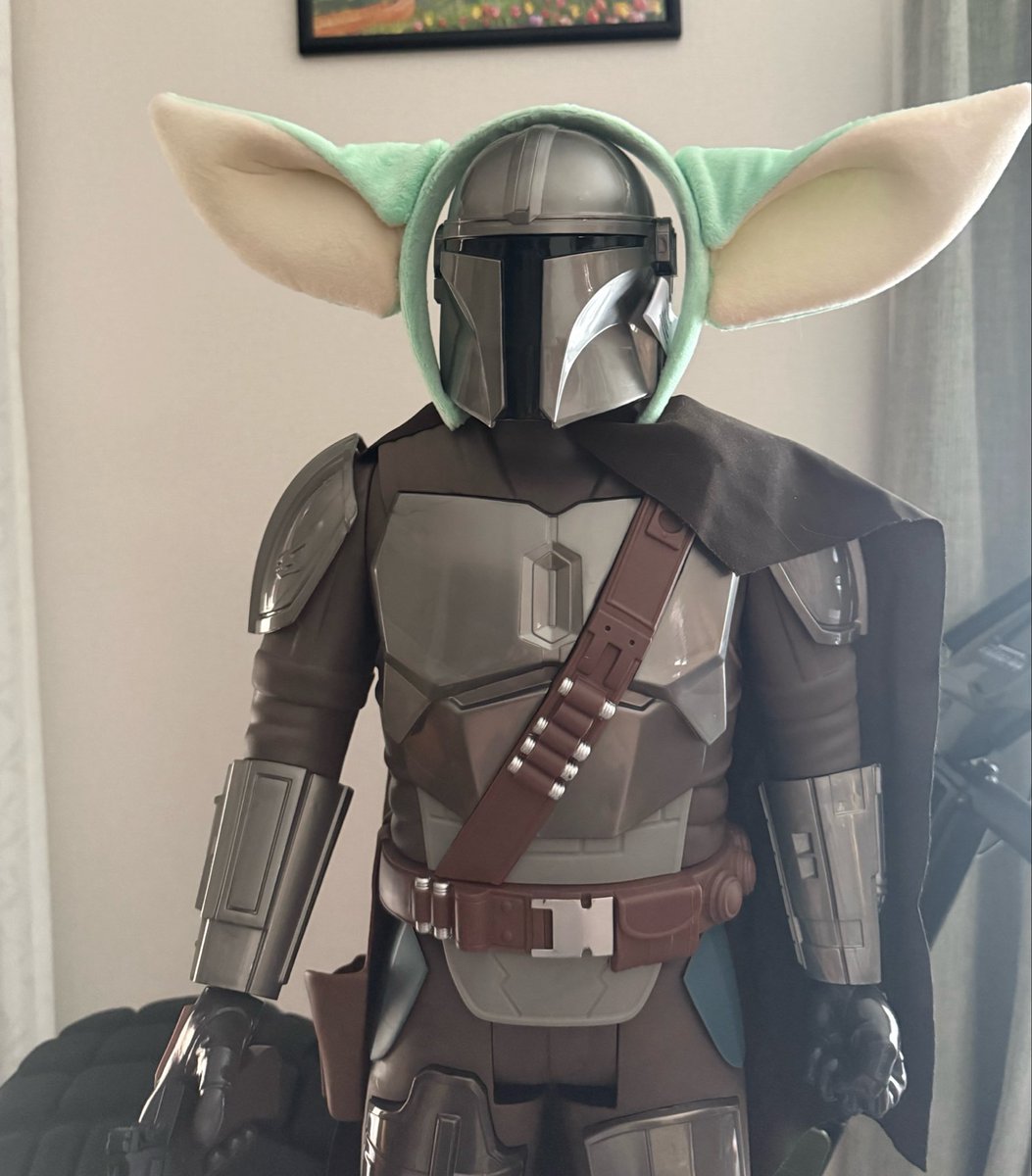 yougamoku's tweet photo. 昨日の栄のマンダロリアン応援上映楽しかった！みんなグローグー何かしらつけててめっちゃ見ちゃった笑
抽選会当たらなかっなぁ残念
30人にプレゼントってすごいよね
やっぱ名古屋は控えめだったけどペンライト振れたり拍手したりできてよかった
耳はうちの80㎝マンドーにつけてあげた笑 https://t.co/bTzTXfLsoc