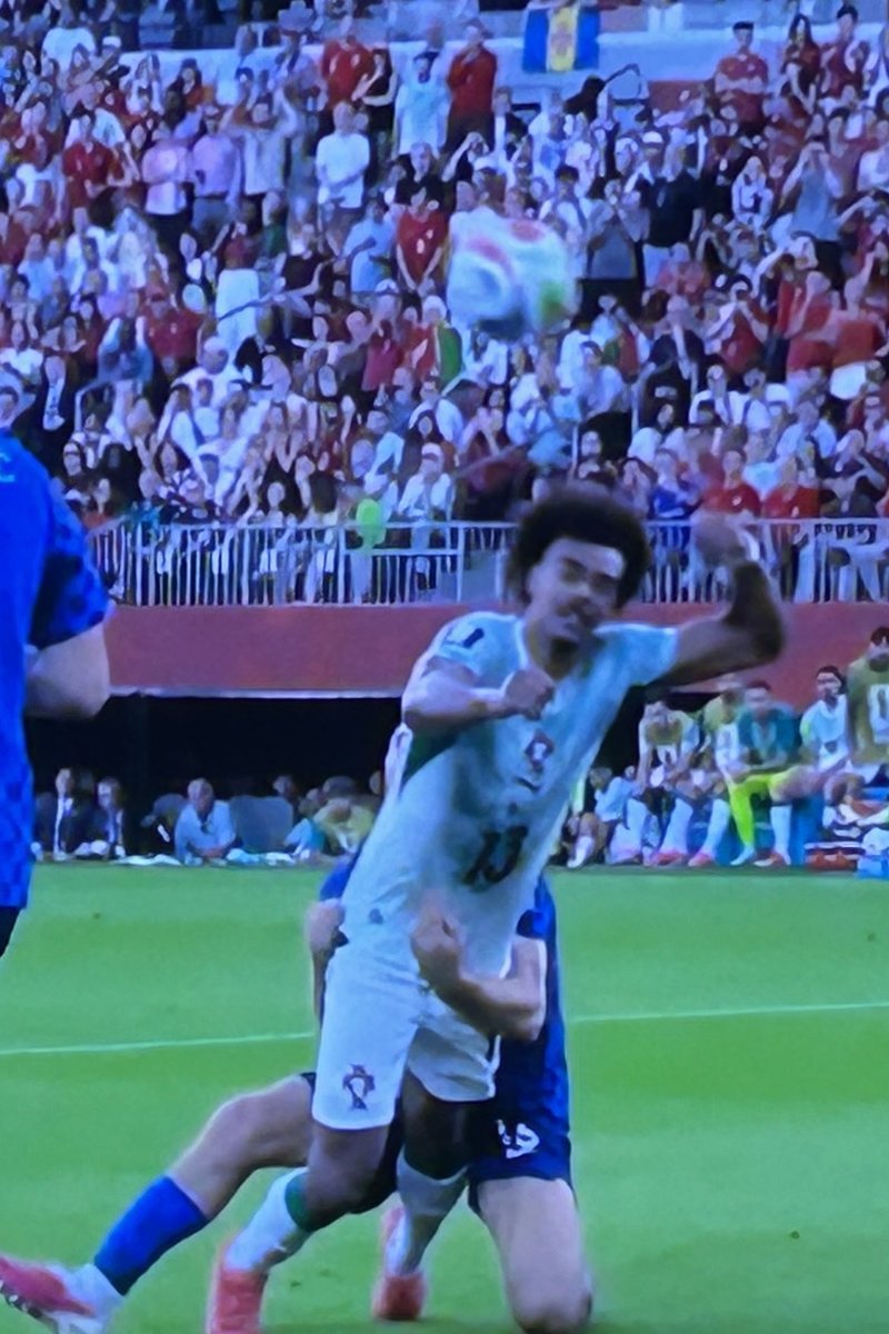 s_mossawi's tweet photo. 🚨 مسخرة تحكيمية جديدة في كأس العالم!

البرتغال تهزم كرواتيا 2-1 وتتأهل، لكن المباراة لم تكن مجرد مواجهة كروية… كانت فصلًا جديدًا من فوضى القوانين وتناقضات التحكيم في هذا المونديال.

الحكم أضاف عشر دقائق كاملة، ثم امتد اللعب حتى الدقيقة 90+13 تقريبًا، وكأن المباراة لن تنتهي إلا عندما تحصل كرواتيا على لحظة التعادل التاريخية. وعندما جاءت تلك اللحظة فعلًا وسجل غفارديول هدفًا قاتلًا، عاد الـVAR وألغاه بداعي التسلل.

في رأيي، قرار إلغاء الهدف قد يكون صحيحًا من زاوية القانون، خصوصًا إذا كانت اللمسة الحاسمة من لاعب كرواتي جعلت باساليتش في موقف تسلل. لكن المشكلة ليست هنا فقط؛ المشكلة أن هذا النوع من القوانين أصبح مطاطيًا بشكل مخيف. لمسة، ارتداد، تدخل مدافع، إعادة ضبط اللعب، لمسة متعمدة أو غير متعمدة… كلها مصطلحات تُفتح وتُغلق حسب الحالة، وحسب المزاج، وحسب ما يريد الحكم أن يبرره بعد المباراة.

المباراة نفسها كانت مليئة بالحالات: هدف كرواتي ملغى بسبب تسلل في البناء، هدف رونالدو ملغى بتسلل قريب جدًا، ركلة جزاء للبرتغال بعد مراجعة VAR، ثم هدف كرواتي قاتل يُلغى في آخر نفس من المباراة.

هنا لم نعد أمام كرة قدم واضحة، بل أمام بطولة تجعل المشجع كل يوم يستيقظ على تفسير جديد: “القانون تغيّر قبل كأس العالم” “تم توضيح القانون قبل البطولة” “هذه لمسة لا تُعيد اللعب” “هذه لمسة تُعيد اللعب” “هذا احتكاك طبيعي” “هذا تدخل يستدعي VAR”

النتيجة؟ لا أحد يعرف القانون فعلًا.
ولا أحد يعرف متى يكون الحكم يطبق القانون… ومتى يكون القانون نفسه مجرد أداة لتبرير القرار بعد اتخاذه.

كأس العالم 2026 يحتاج مراجعة تحكيمية حقيقية، لأن ما يحدث لم يعد مجرد أخطاء عابرة، بل فوضى تضرب ثقة المشجع باللعبة.

🔴 نفس اللقطة التي احتسبت ركلة الجزاء لمنتخب البرتغال لم تحتسب ركلة جزاء لألمانيا.

#كأس_العالم_٢٠٢٦ #Portugal #Croatia #VAR #WorldCup2026