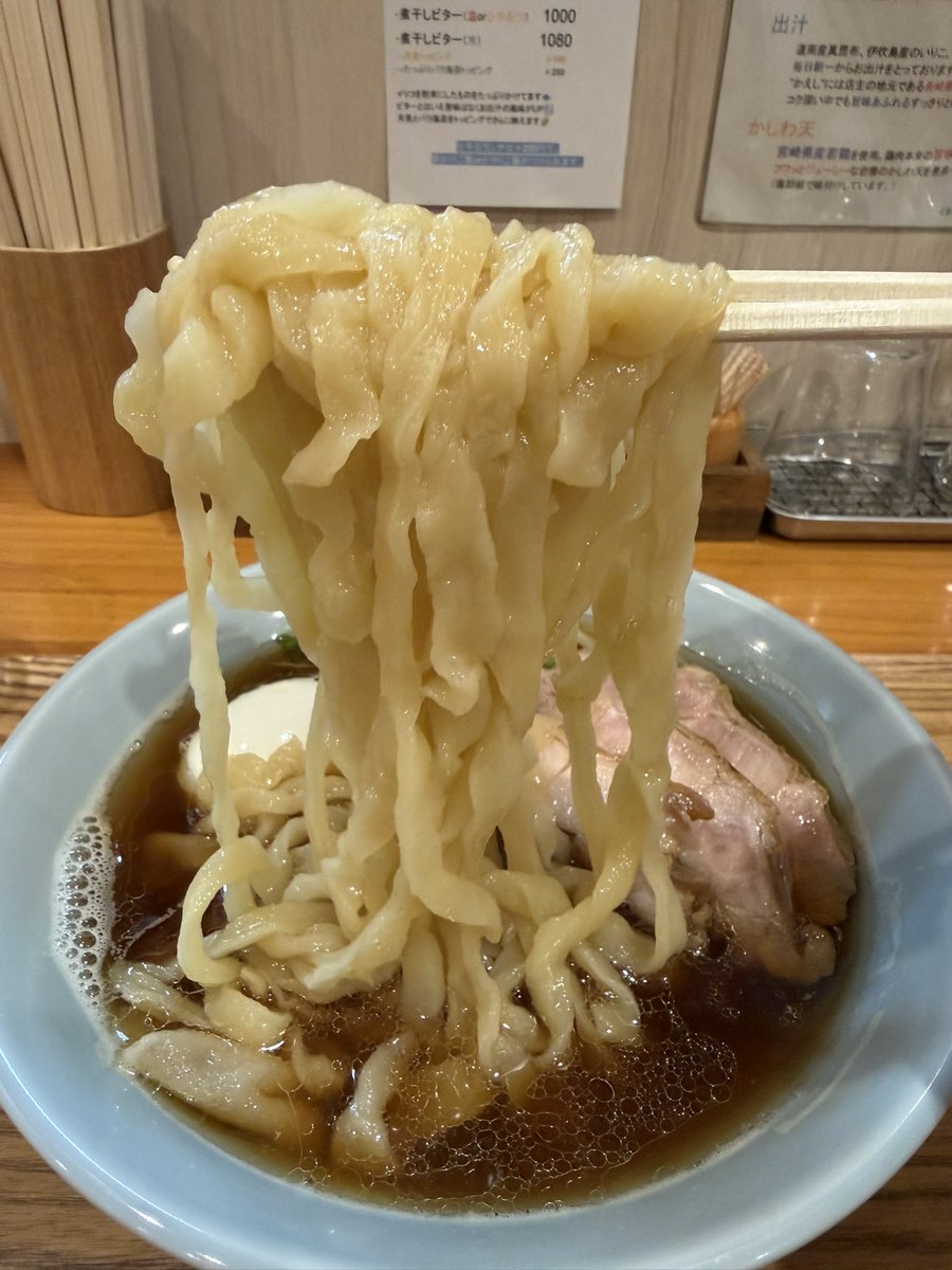 pankapi_chan's tweet photo. なるちゃんラーメン✌️✨✨
スープは伊吹島産いりこ+道南産真昆布に
伊吹島産いりこオイルで
いりこ感が強く
旨〜い😍✨✨
麺はさぬきの夢2009の太麺手揉み麺
歯応え弾力が強く小麦の香りも
手切り手揉みの食感がグー✊
手打ちうどんのスペシャリストが放つ
手打ち手切り手揉み麺は
凄いですね👏✨✨ https://t.co/M9atanEXB9