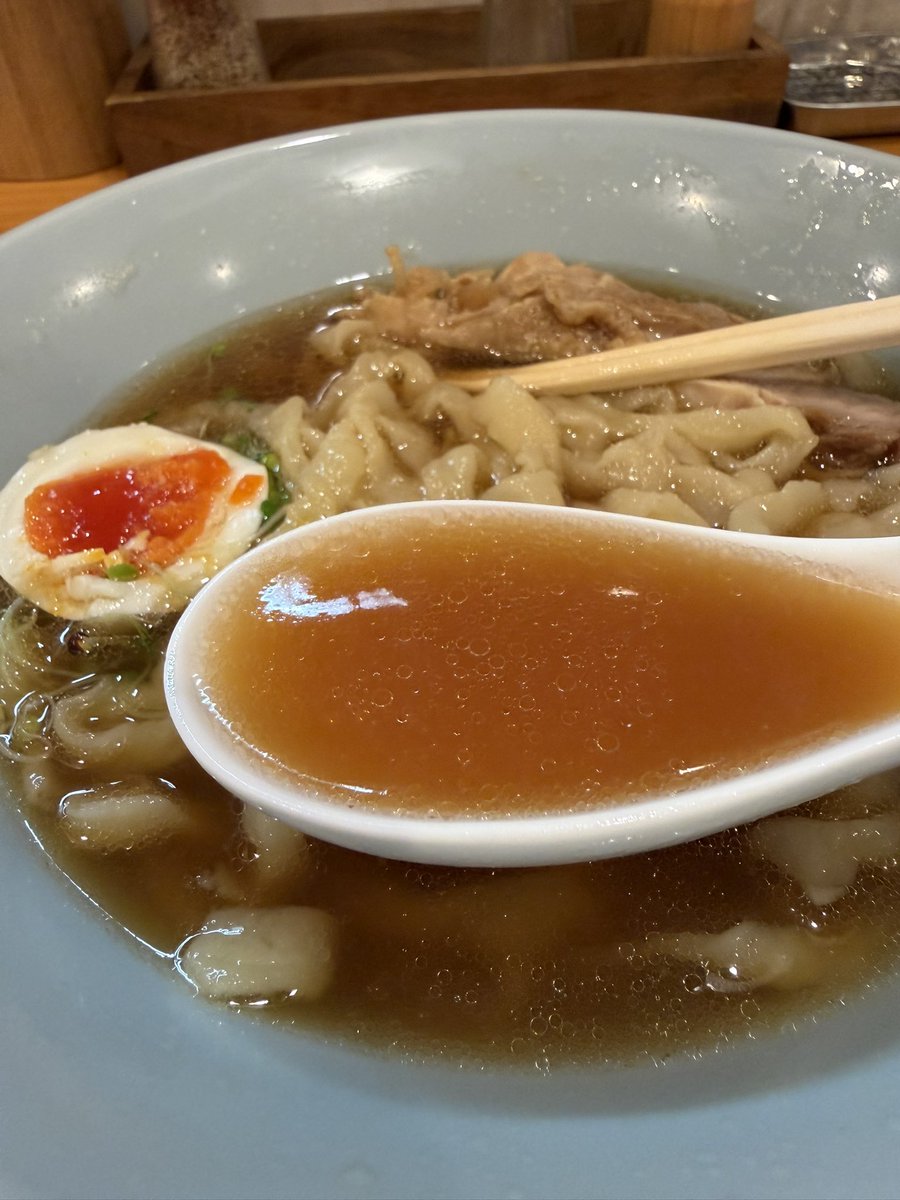 pankapi_chan's tweet photo. なるちゃんラーメン✌️✨✨
スープは伊吹島産いりこ+道南産真昆布に
伊吹島産いりこオイルで
いりこ感が強く
旨〜い😍✨✨
麺はさぬきの夢2009の太麺手揉み麺
歯応え弾力が強く小麦の香りも
手切り手揉みの食感がグー✊
手打ちうどんのスペシャリストが放つ
手打ち手切り手揉み麺は
凄いですね👏✨✨ https://t.co/M9atanEXB9