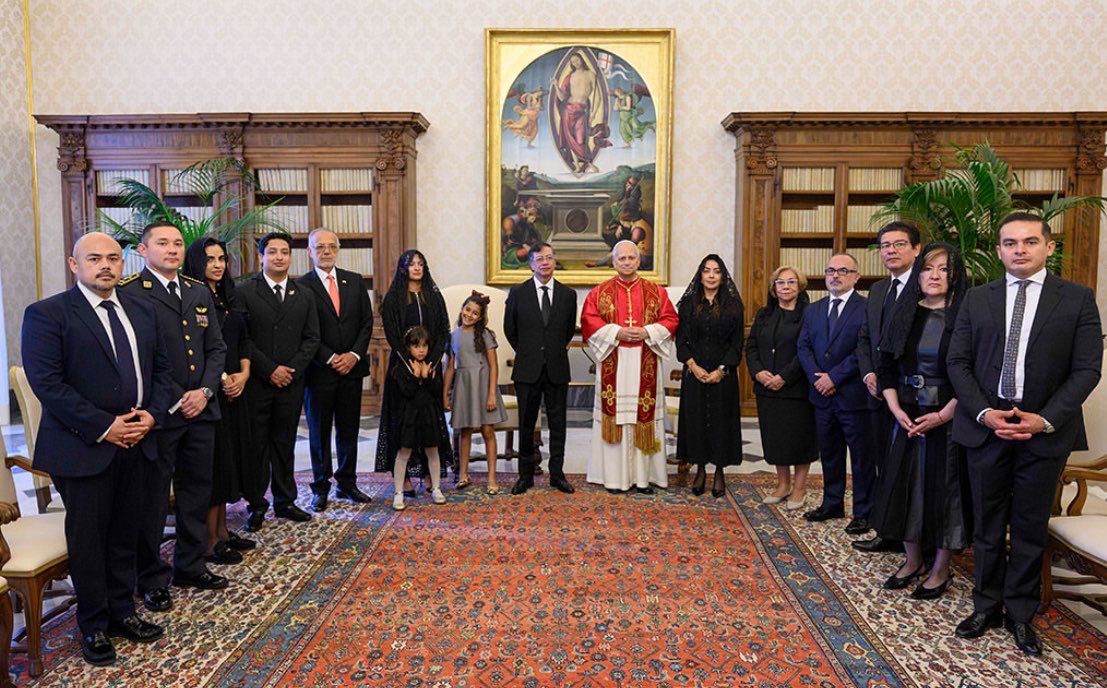 danyhurtado_2's tweet photo. ‼️Se llevó al Vaticano a ver al Papa a la FUFA que se levantó drogado en la zona de tolerancia de la 62 con Caracas y con la que le puso los cachos a su esposa al frente de todo el país! 

Es un apache! Un pión! Un indiazo! No existe nadie peor que el drogadicto traqueto subversivo de Petro! 😂😂😂 jajajajajajajajajajajajaja