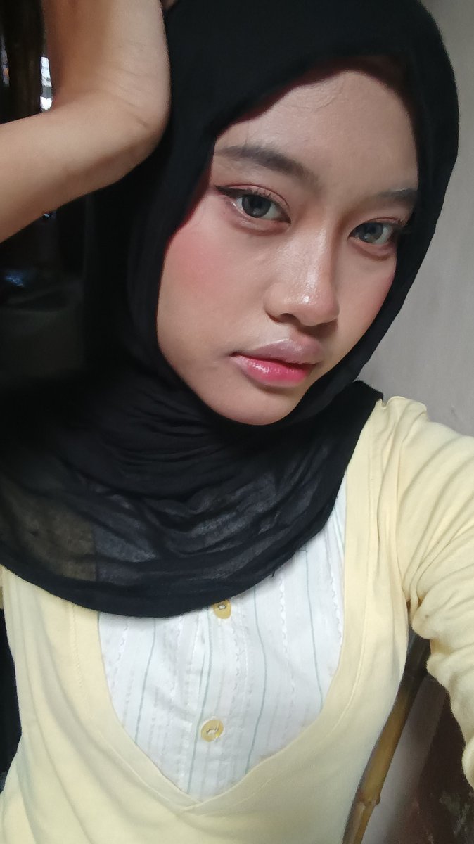 ukisukky's tweet photo. YANG GABISA PAKE SOFLENS MENDING KALIAN BELAJAR MAKENYA DEHH 😭🫵🫵 karna soflens bikin makeup jadi secakep ini anjooyyy 🥹💞 https://t.co/N6Vqr3kz61