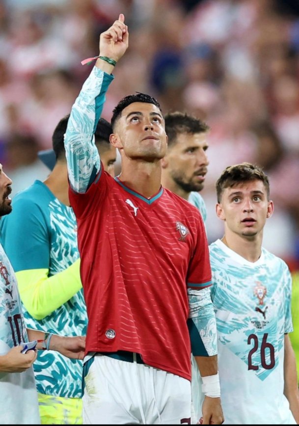 Bcm98777's tweet photo. Toco jugar exactamente un año después de tu partida, desde ese día ya no son 11 en cancha, son 12, siempre estarás con nosotros Diogo Jota y hoy está victoria también es tuya, hermoso gesto de los portugueses después, un año sin ti en vída pero eternamente en nuestros corazones https://t.co/R3yGF47tir