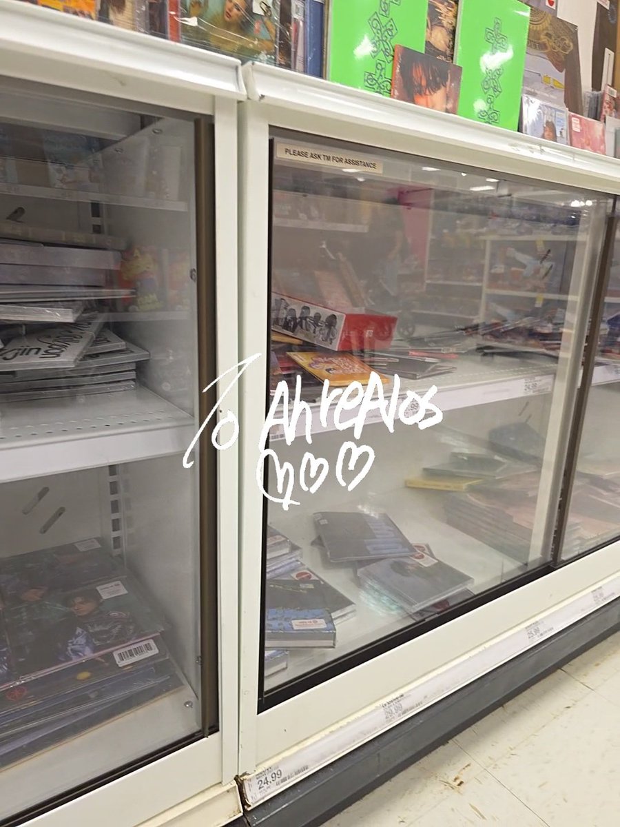 AhreAlos's tweet photo. Please no one judge the shelves, she always comes in clutch for albums!
(Bronx, NY)
@hello82official
@ATEEZofficial
#mylocaltarget #hello82 #82giveaway https://t.co/GSPRT6T9YH