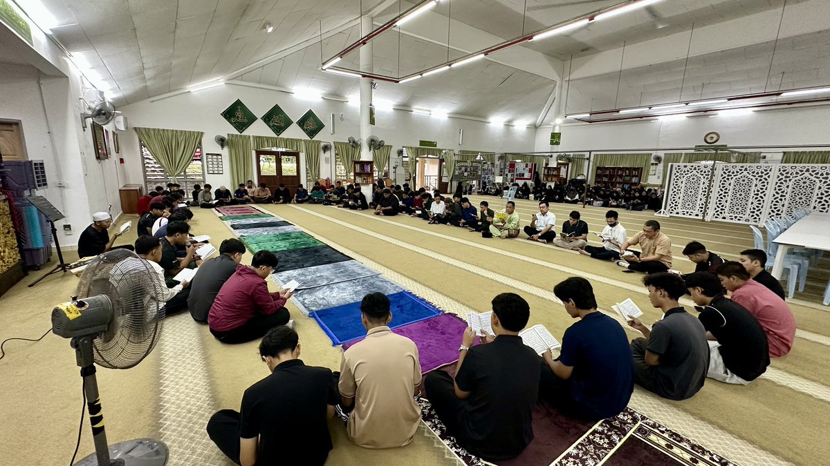 tvetmararembau's tweet photo. Majlis bacaan Surah Yasin dan Alkahfi diikuti dengan Solat Sunat Dhuha.
#WeAreGenMARA
#MerakyatkanMARA
#HebatkanMARA
#HidupBiarBerjasa
#MalaysiaMadani
#60TahunMARA
#MenjunjungAmanah
#tvetmararembau #artdesigncollege #tvetmara #tvet #artanddesign #designcollege #designinstitute https://t.co/596pDs9tad