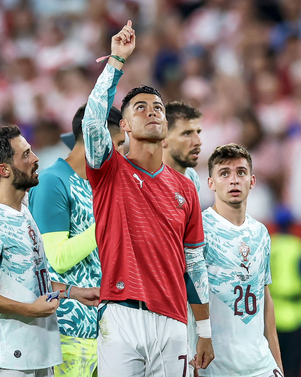 futtmais's tweet photo. Cristiano Ronaldo vestindo a camisa em tributo a Diogo Jota.

Emocionante. https://t.co/bVoItOAddn