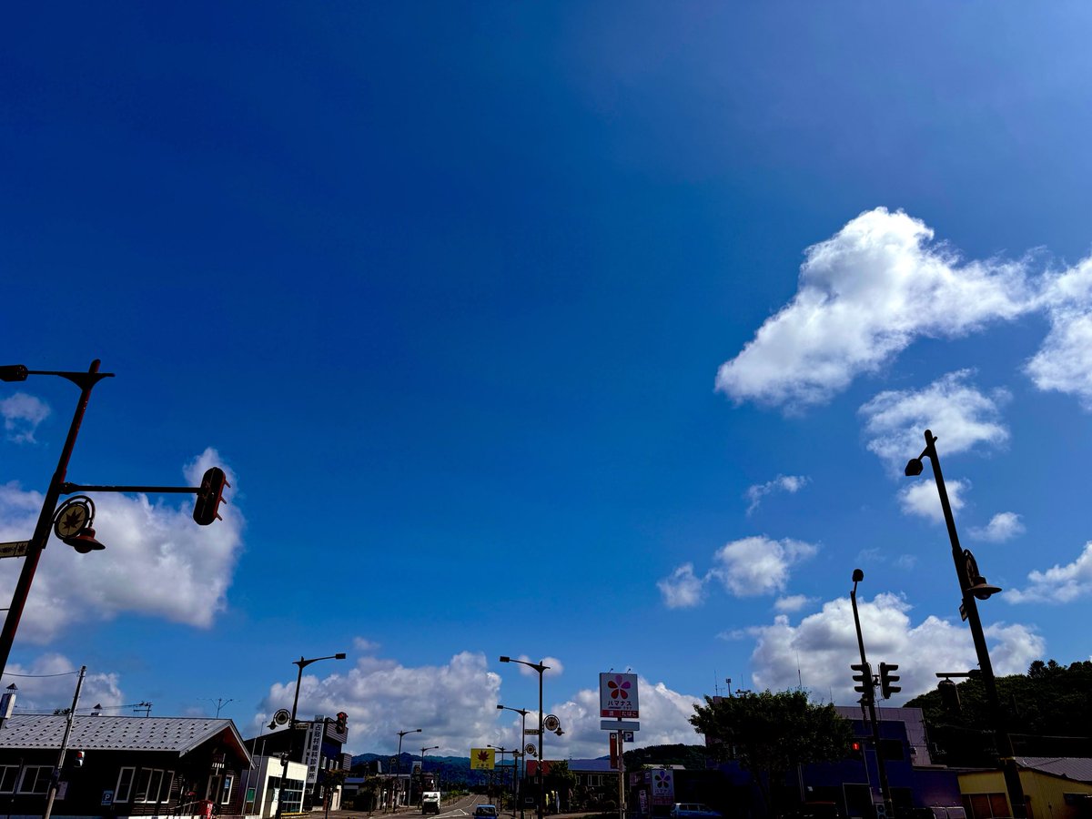 shimukappi's tweet photo. こんにちはだぴー！今朝の占冠はお天気は晴れ、清々しい風が吹いていて過ごしやすいぴー☀️🍃✨️うっすらハロが見えたけど、一応しばらく晴れ予報みたいだぴー🧐日中の気温は高くなってきたけど、朝晩はまだまだ冷えるので、上着を1枚持ち歩いた方が安心だぴー💡寒暖差アレルギーに注意だぴー⚠️ https://t.co/IoOAfdbVkR