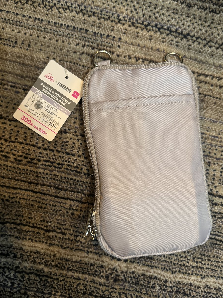2818621's tweet photo. ダイソーに即売会の財布に良さそうな物見つけた〜！！
内ポケット沢山あって助かる〜！
外ポケットには身分証を入れようかな！✨
ストラップつけられるの助かりすぎる〜✨✨ https://t.co/hRa8N5EJHT