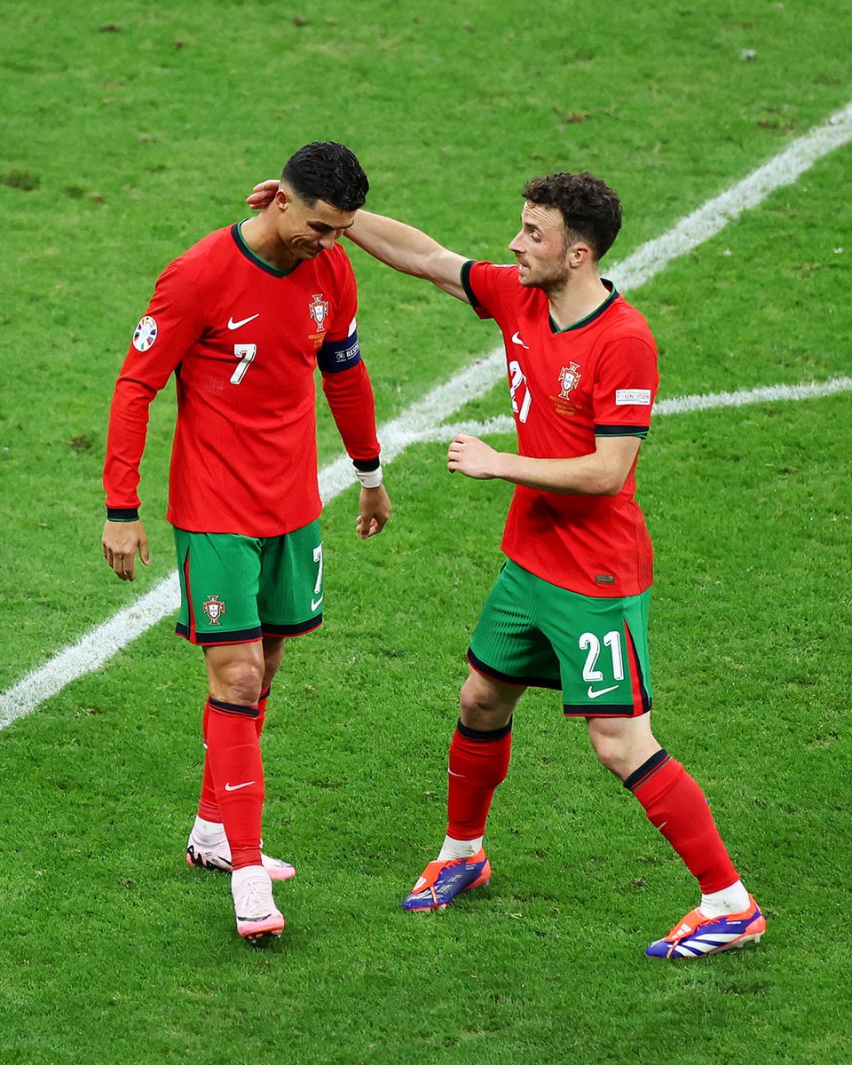 CBSSportsGolazo's tweet photo. Cristiano Ronaldo wore a ‘21’ shirt following Portugal’s win vs. Croatia to commemorate Diogo Jota, one year on from his passing ❤️‍🩹

A special friendship 🫶🏽🇵🇹 https://t.co/hcUFjLxUpa