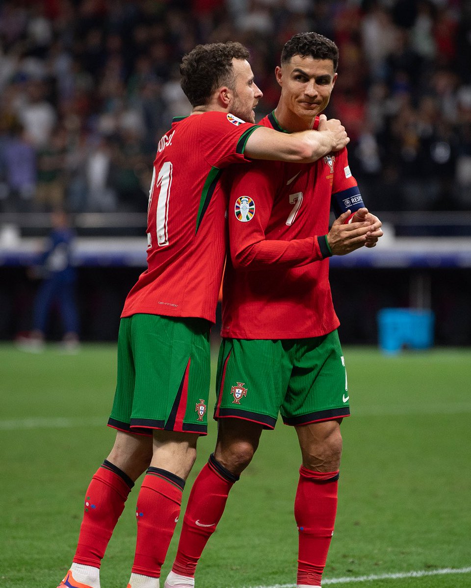 CBSSportsGolazo's tweet photo. Cristiano Ronaldo wore a ‘21’ shirt following Portugal’s win vs. Croatia to commemorate Diogo Jota, one year on from his passing ❤️‍🩹

A special friendship 🫶🏽🇵🇹 https://t.co/hcUFjLxUpa