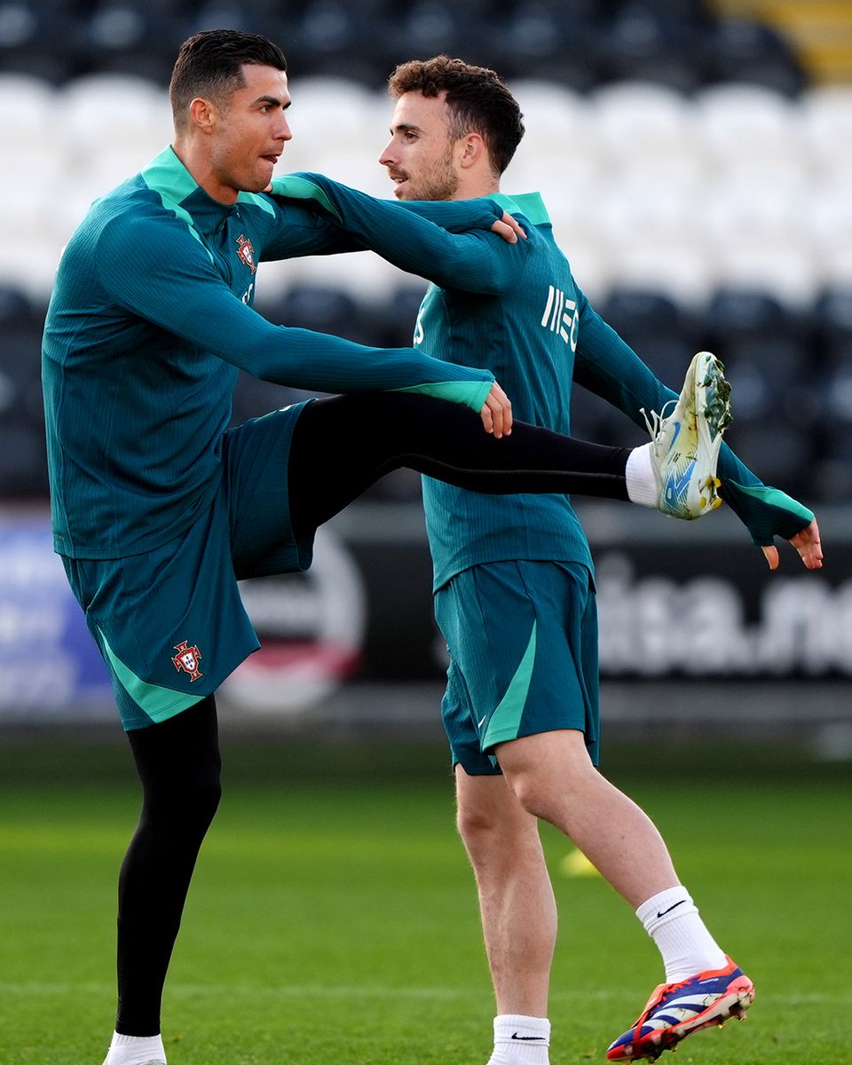 CBSSportsGolazo's tweet photo. Cristiano Ronaldo wore a ‘21’ shirt following Portugal’s win vs. Croatia to commemorate Diogo Jota, one year on from his passing ❤️‍🩹

A special friendship 🫶🏽🇵🇹 https://t.co/hcUFjLxUpa