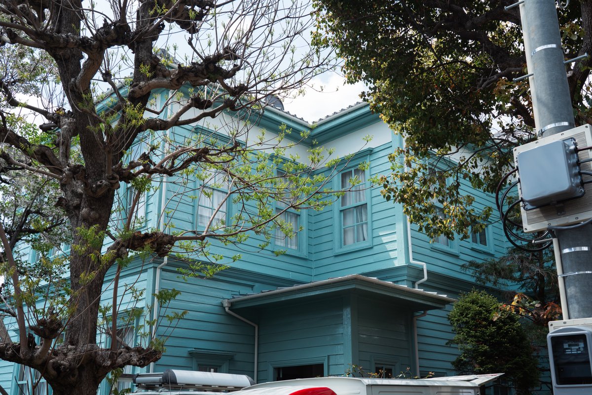 Myoga0615's tweet photo. ミントグリーン・ライトブルー系のカラーリングが施された近代建築好き。このカラーリングって当時の流行りなのかな？ https://t.co/nZ0i0U9FGK