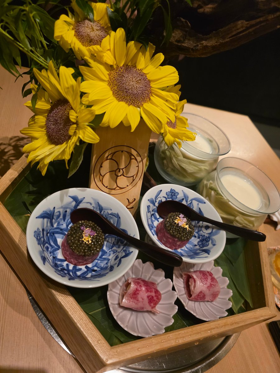 tsubasa_yozawa's tweet photo. 昨夜は、西麻布の「焼肉うしと」さんに行ってきました。今年オープンの新店。以前よく行ってた「glam」の系列らしく、さすがのクオリティだった。店員さん、お店の前で待ってて下さり。完全個室で、部屋の中で紙タバコも吸えた。内装・味・サービス、最高。2人で会計8万7千円とコスパも良く、お勧め。 https://t.co/MTsgqB73Pz