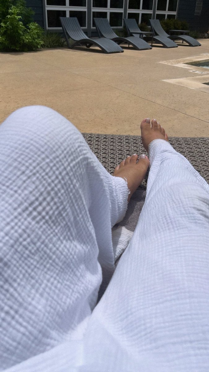 unknownnlee's tweet photo. pool side ☀️ https://t.co/BW9jdd4wW2