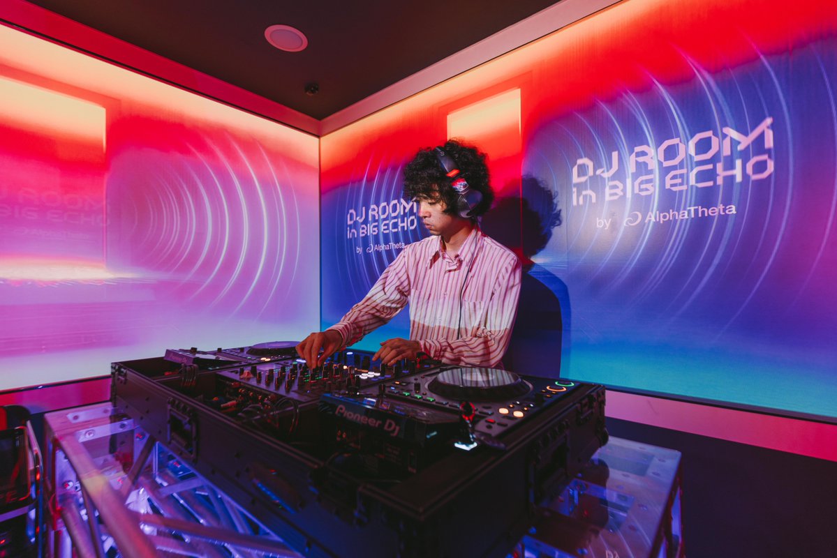 bigecho_jp's tweet photo. ◢◤
✨㊗️本日ついに2ルーム目オープン㊗️✨
◥◣

DJ機器メーカー #AlphaTheta と連携し
「DJ ROOM in BIG ECHO by AlphaTheta」を開設🎉

やってみるとめっちゃ楽しい🔥
DJデビューは「DJルーム」で！

📸写真撮影OK！
「#DJビッグエコー」をつけてシェアしてね✨

DJルーム詳細👇
https://t.co/hfZQmt5Y8x

@alphathetajpn