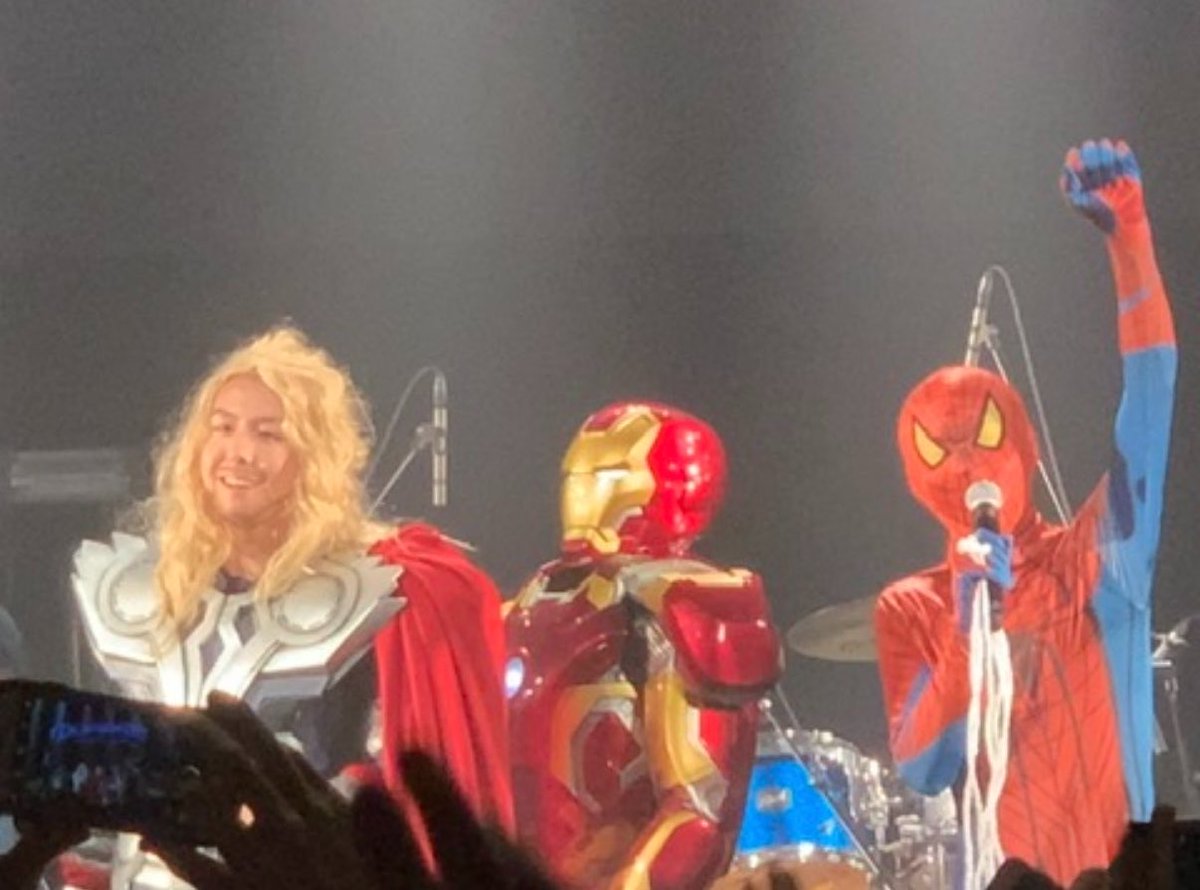 Naaapple_'s tweet photo. スパイダーマン🕷️主題歌おめでとう〜‼️

スパイダーマン(若)がアイアンマン(大)の背中押して連れてったところ歓声起きてた気する👏笑

楽しかったな〜 https://t.co/j9NwScAc15