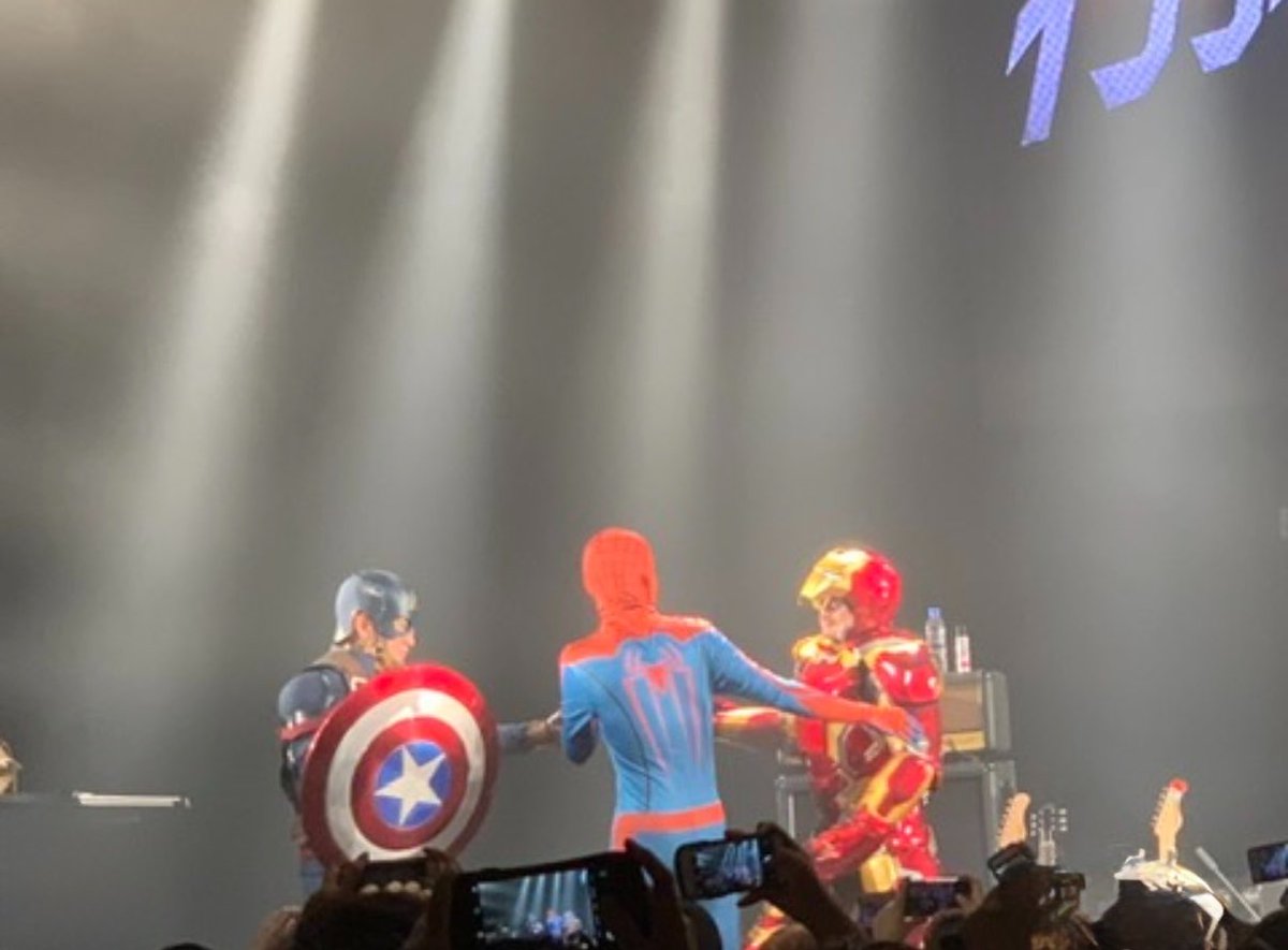 Naaapple_'s tweet photo. スパイダーマン🕷️主題歌おめでとう〜‼️

スパイダーマン(若)がアイアンマン(大)の背中押して連れてったところ歓声起きてた気する👏笑

楽しかったな〜 https://t.co/j9NwScAc15