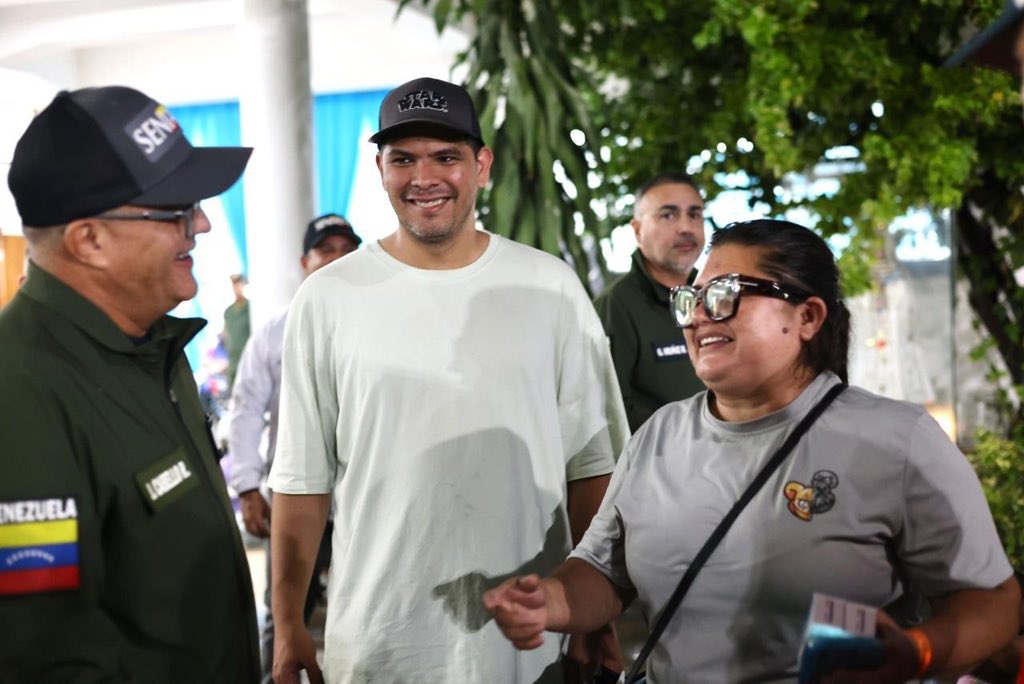 SENIAT_Oficial's tweet photo. Siguiendo las instrucciones del Gobierno Bolivariano de Venezuela, me encuentro en el campamento transitorio de la Unidad Educativa Francisco Pimentel, acompañando a nuestros hermanos y hermanas afectados por el terremoto, supervisando que cuenten con los insumos indispensables… https://t.co/gbZNSsTvPu