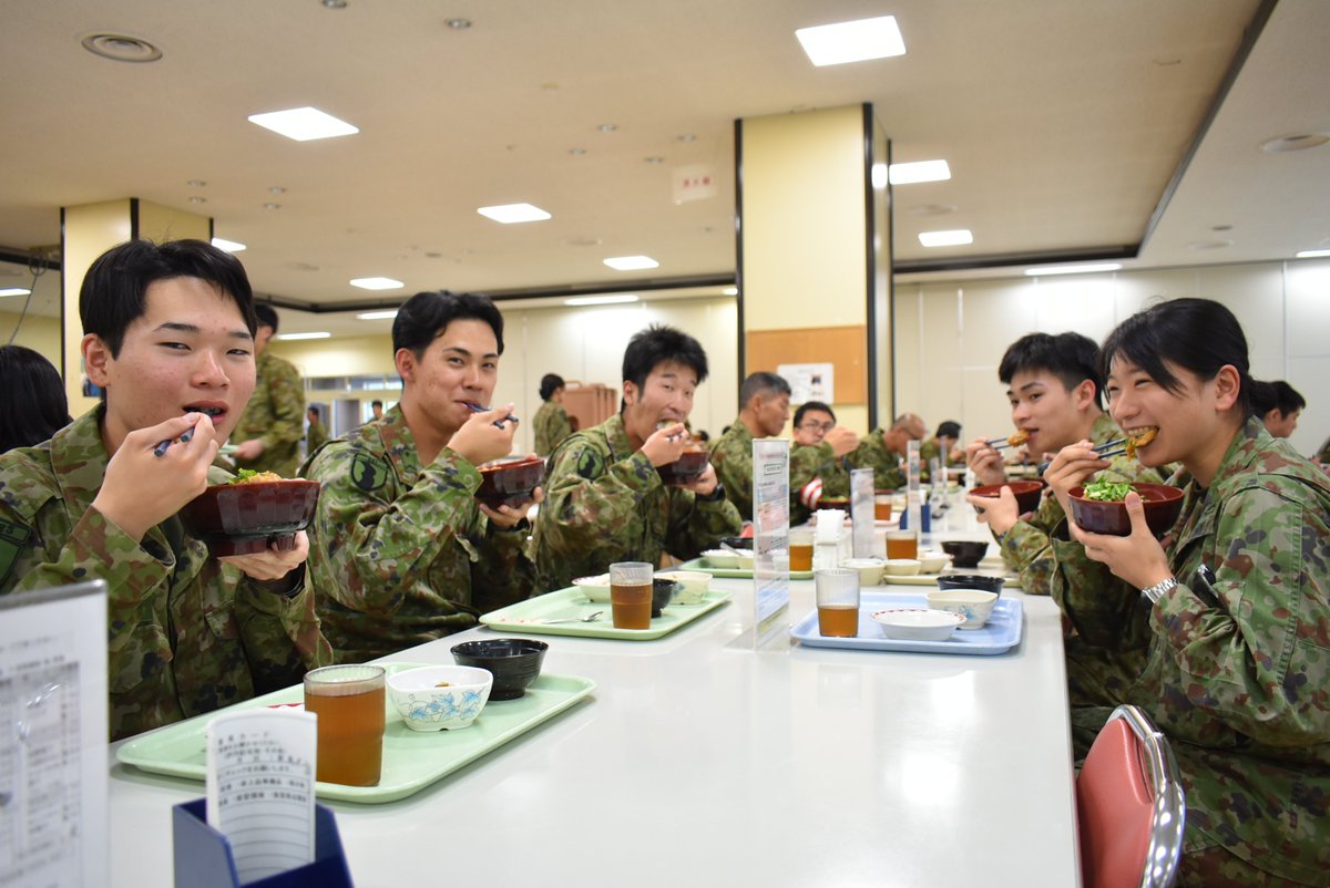 JGSDF_ITAMI_PR's tweet photo. ／
🍚伊丹駐屯地飯ご紹介🍚
＼

『　よだれ鶏丼🐔　』
総エネルギー　１１１７㎉

甘じょっぱい鶏肉に、存在感抜群の爽やかなしょうがご飯（通称：ガリ飯）が最強タッグ！！なガッツリ丼👍

隊員から一言
『しょうがのさっぱり、シャキシャキ触感があとを引く美味さです！😄』 https://t.co/qEa80daAW4