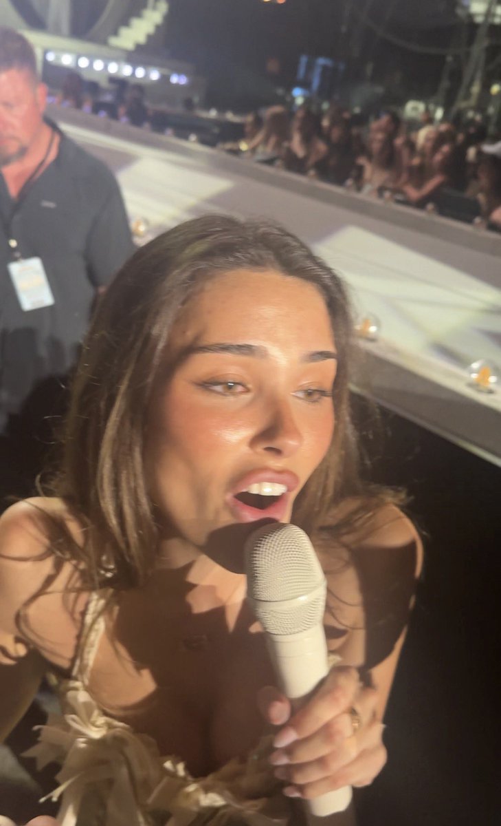 probablyJaidenn's tweet photo. Forgot to post about it but I seen MADISON BEER🪽🔐 @madisonbeerhq #lockettour #chicago #madisonbeer #lockettourchicago https://t.co/xYkpiga7yi