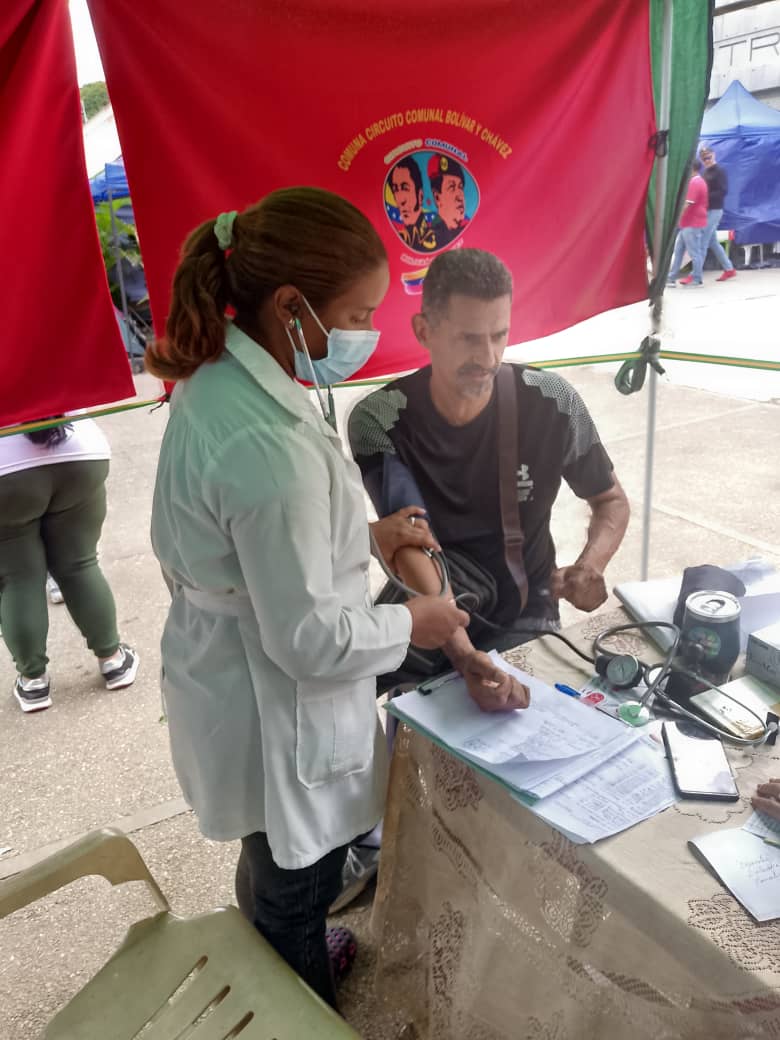 cubacooperaven's tweet photo. Jornada médica integral en el centro de evacuación de IPOSTEL, parroquia San Juan. Nuestra brigada del CDI "Herrera Vega" continúa brindando atención y apoyo a las familias del municipio Libertador. ¡La solidaridad cubana presente donde más se necesita! 🇨🇺🇻🇪🏥

#CubaPorLaVida https://t.co/Ymd0XOgcuW
