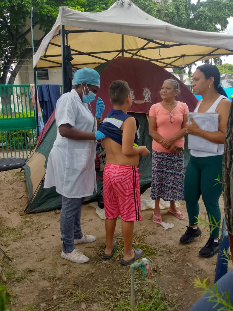 cubacooperaven's tweet photo. Jornada médica integral en el centro de evacuación de IPOSTEL, parroquia San Juan. Nuestra brigada del CDI "Herrera Vega" continúa brindando atención y apoyo a las familias del municipio Libertador. ¡La solidaridad cubana presente donde más se necesita! 🇨🇺🇻🇪🏥

#CubaPorLaVida https://t.co/Ymd0XOgcuW