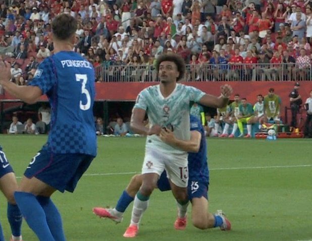 Elkrosmediahub's tweet photo. Football, not UFC dawling. https://t.co/F6nhKhndsV
