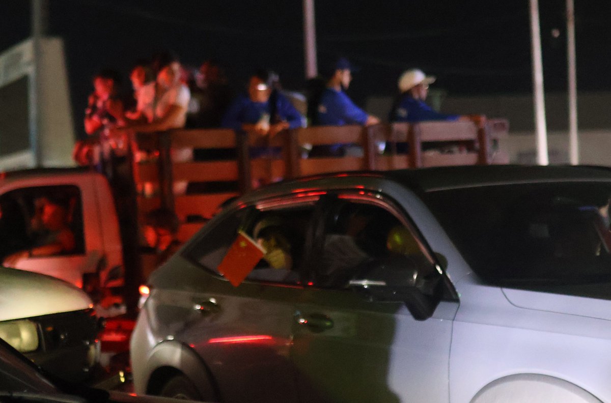 aleksoltv's tweet photo. Cuando me dicen que China envió toda la ayuda posible:
Viernes 26/06/26 8:40pm
Situación: Una caravana de la PNB con "insumos" intenta pasar por los canales en contravía y el resto de carros le siguen, generándose el trancón más arrecho del día en la Guaira 
Los chinos: https://t.co/JVONcZ3NEr