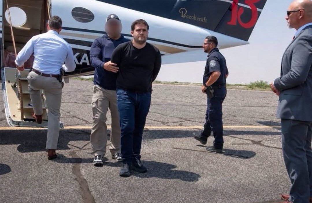 michelleriveraa's tweet photo. 🔴 FOTOS INÉDITAS del 25 de julio de 2024, en el momento exacto de la detención de Ismael "El Mayo" Zambada, junto a Joaquín Guzmán López, hijo de "El Chapo", ex líder del Cártel de #Sinaloa.

Via @LuisKuryaki https://t.co/S33xFBRRFd