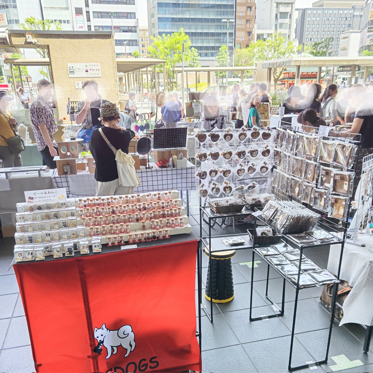 ABCDOGS_tensh's tweet photo. 本日17時まで
JR京都駅前
『京都駅ビルマルシェ』
出店させていただいてます

今のところ涼しい風があり快適です🍃
…お品書き…
招きわんこ
ビール&amp;わんこ
本革キーホルダー
本革トレイ https://t.co/U3UEdT3Mex