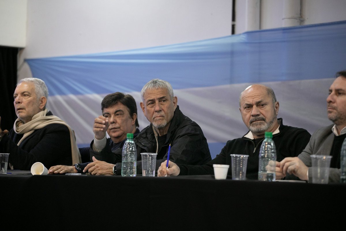 AgenciaElVigia's tweet photo. 🤝🇦🇷 Jorge Ferraresi informó que participó de un encuentro del Movimiento DAF en La Plata, donde dirigentes y militantes debatieron propuestas para el futuro del país.

"Los problemas que vivimos hoy tienen solución si se trabaja seriamente, poniendo la experiencia y el compromiso de todos los que queremos vivir en un país mejor", expresó el intendente de Avellaneda.

El encuentro tuvo como eje el intercambio de ideas y la construcción de iniciativas con vistas a la Argentina que viene.

📲 Leer más en https://t.co/3I5qky2mUy

#Avellaneda #JorgeFerraresi #LaPlata #MovimientoDAF #Política #Argentina