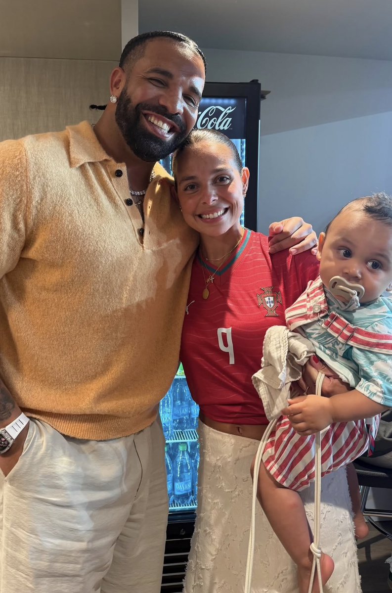 titanicabruber's tweet photo. O drake a conhecer o verdadeiro divo do mundial 🥹, que ainda viu o papá decidir o jogo https://t.co/WbBe9JwBg2