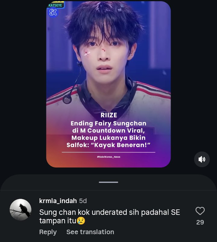 adoringsyong's tweet photo. sering banget baca komenan kek gini akhir2 ini di berbagai platform pas ada konten sungchan yang lumayan rame atau viral. pada banyak yg bilang visual dia underrated 😄

menurutku memang ada perbedaan yang cukup menarik antara bagaimana visual sungchan dipandang di korea dan di komunitas internasional.

kalau di korea sungchan hampir engga pernah dianggap "underrated". sejak diperkenalkan sebagai member riize banyak komentar netizen korea yang menyebutnya memiliki "aktor face" (배우상) atau "first love visual" (첫사랑상).

ciri yang paling sering dipuji:

✓ tinggi badan sekitar 186 cm dengan proporsi tubuh yang sangat seimbang.

✓wajah kecil dan leher panjang sehingga terlihat menonjol di atas panggung.

✓garis rahang dan hidung yang bersih tanpa terlihat terlalu tajam.

✓mata yang lembut sehingga memberi kesan ramah.

✓semakin bertambah usia wajahnya dinilai semakin matang dan elegan.

nah di korea tipe visual kayak gini sangat disukai karena terlihat natural dan cocok untuk dunia akting maupun modeling.

kalau di kalangan fans internasional tuh banyak fans internasional justru baru benar-benar menyadari visual sungchan setelah ngeliat fancam, konser, atau foto dari fansite. menurutku alesannya tuh kamera sering ngga nangkep visual dan proporsi tubuhnya dengan baik

terus ekspresinya cenderung kalem jadi ga selalu "mencuri perhatian" dalam thumbnail atau foto promosi.

keknya muncul banyak anggapan dia underrated tuh karena di riize ada beberapa visual yang sangat menonjol dengan karakter berbeda dan lebih mudah kenotis sama fans international. 

hal yang unik dari sungchan tuh termasuk idol yang sering disebut lebih tampan di kehidupan nyata daripada di kamera. banyak fans yang dateng ke konser atau fansign bilang hal yang sama: proporsi wajahnya sangat seimbang, kulitnya terlihat sangat bersih, tingginya membuat auranya jauh lebih kuat saat berdiri di depan orang.

kalau melihat persepsi di korea menurutku sungchan bukan visual yang underrated. dia sudah lama diakui sebagai salah satu visual utama riize dan sering masuk kategori visual yang disukai publik korea.

jadi kalau belakangan mulai banyak fans internasional yang notis dia ya karena mungkin selera di korea udah nyampe appealnya ke fans international.