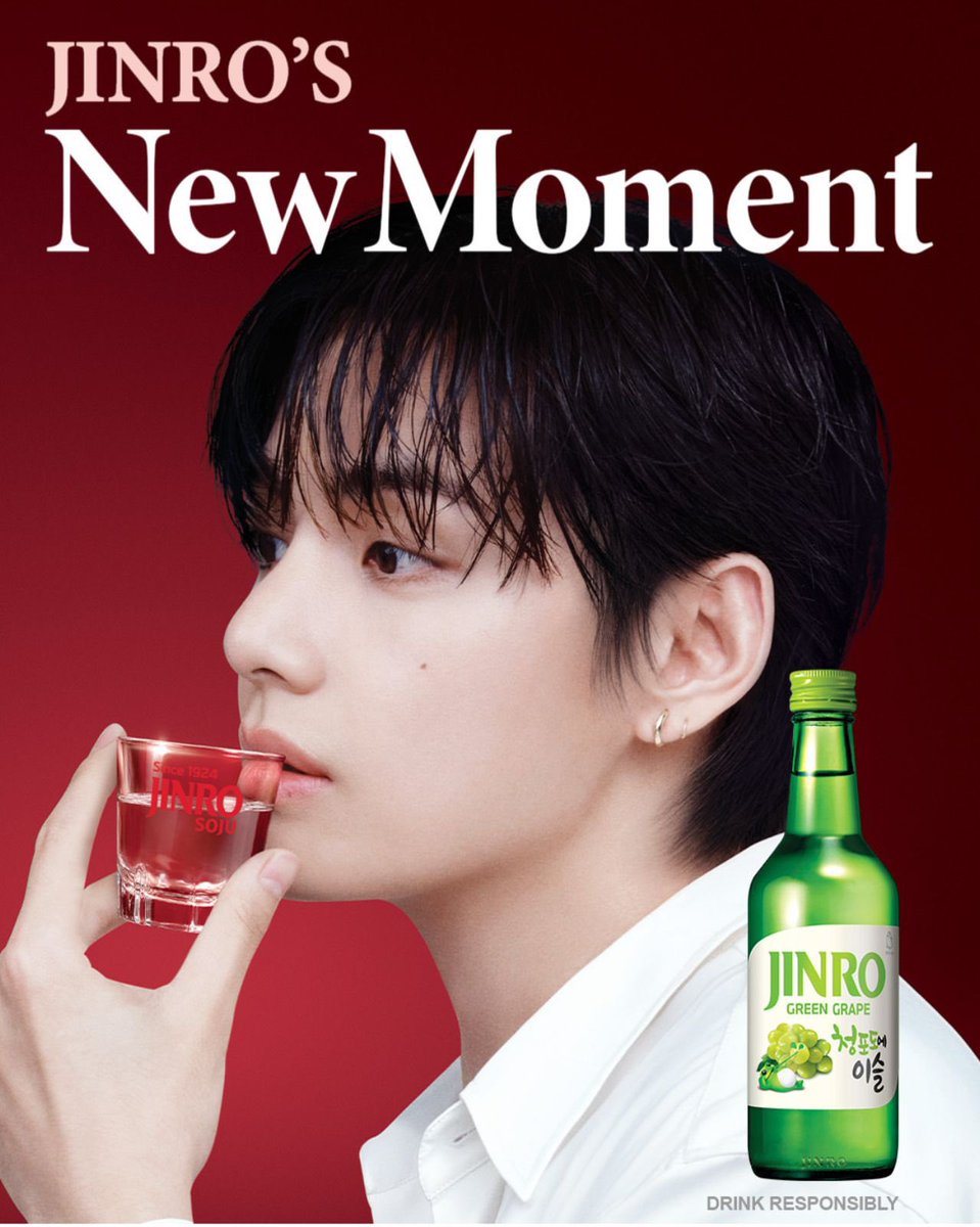 Me7with's tweet photo. Jinro eligió a Kim Taehyung como su Embajador Global de Marca. Jinro, la marca de soju número uno del mundo, ha sido reconocida como la bebida espirituosa más vendida a nivel mundial durante 25 años consecutivos por la publicación británica especializada en bebidas Drink International.

Desde su lanzamiento en 2019, las ventas mensuales acumuladas de Jinro superaron los 2.600 millones de botellas, lo que equivale a 12 botellas vendidas por segundo, consolidándose así, junto con Chamisul, como una de las marcas de soju líderes en Corea.
