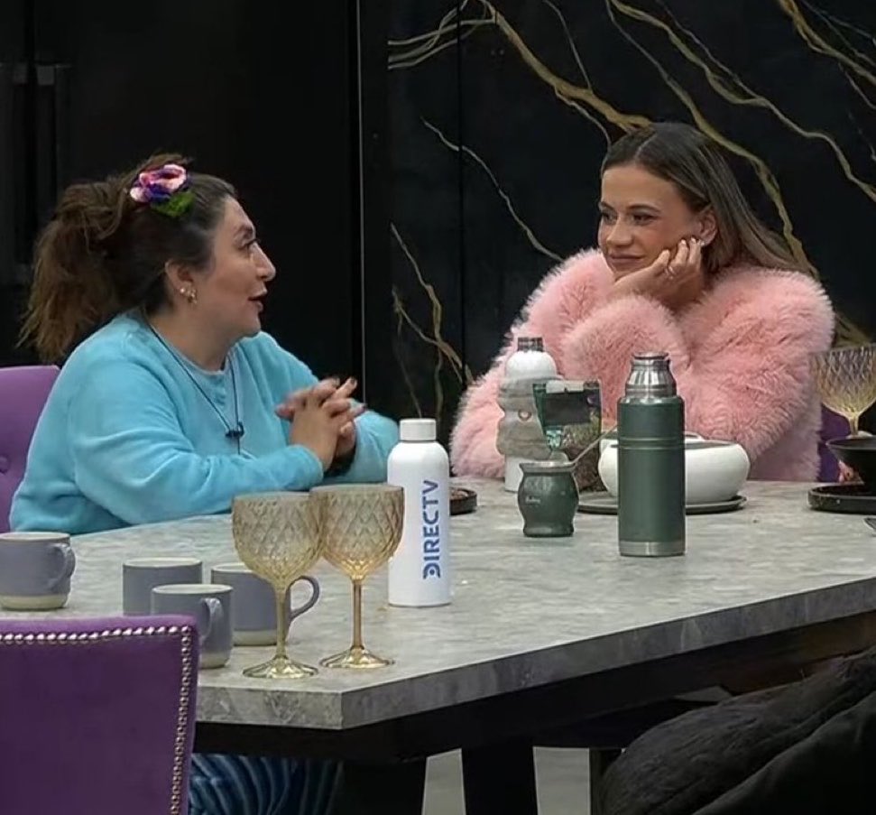 ccim23's tweet photo. la hermana de pincoya le agarró las manos a cinzia 

SI ME CONMUEVE❤️‍🩹
 #GranHermano https://t.co/Tk4YM8bRj8