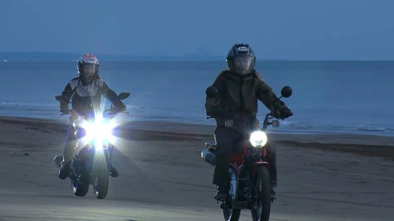 PutiMotor's tweet photo. BS11で毎週日曜21時30分から放送、大人のバイク時間「MOTORISE」。

7月は、日本列島横断のツーリングイベント「サンライズ･サンセット･ツーリング･ラリー」に出走！

バイク女子が、約350kmの行程を「原二・マニュアルのバイクで下道を行く」という独自ルールで、日没の千里浜を目指す。

https://t.co/pWbACipqCm