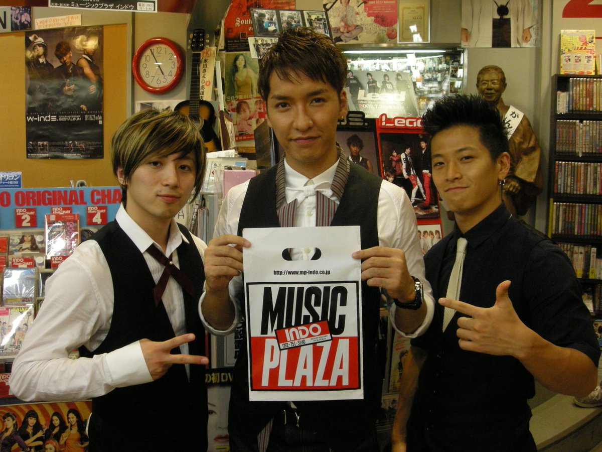 MP_INDO's tweet photo. 【w-inds.】
2011年ベストアルバム「w-inds. 10th Anniversary BEST Album」リリースの際ご来店いただいた時のお写真です。慶太くんのベストが筋肉で背中の部分がパッツパツになっていた思い出があります(笑)
#w_inds25th_Memories https://t.co/SFBQoFqfU8