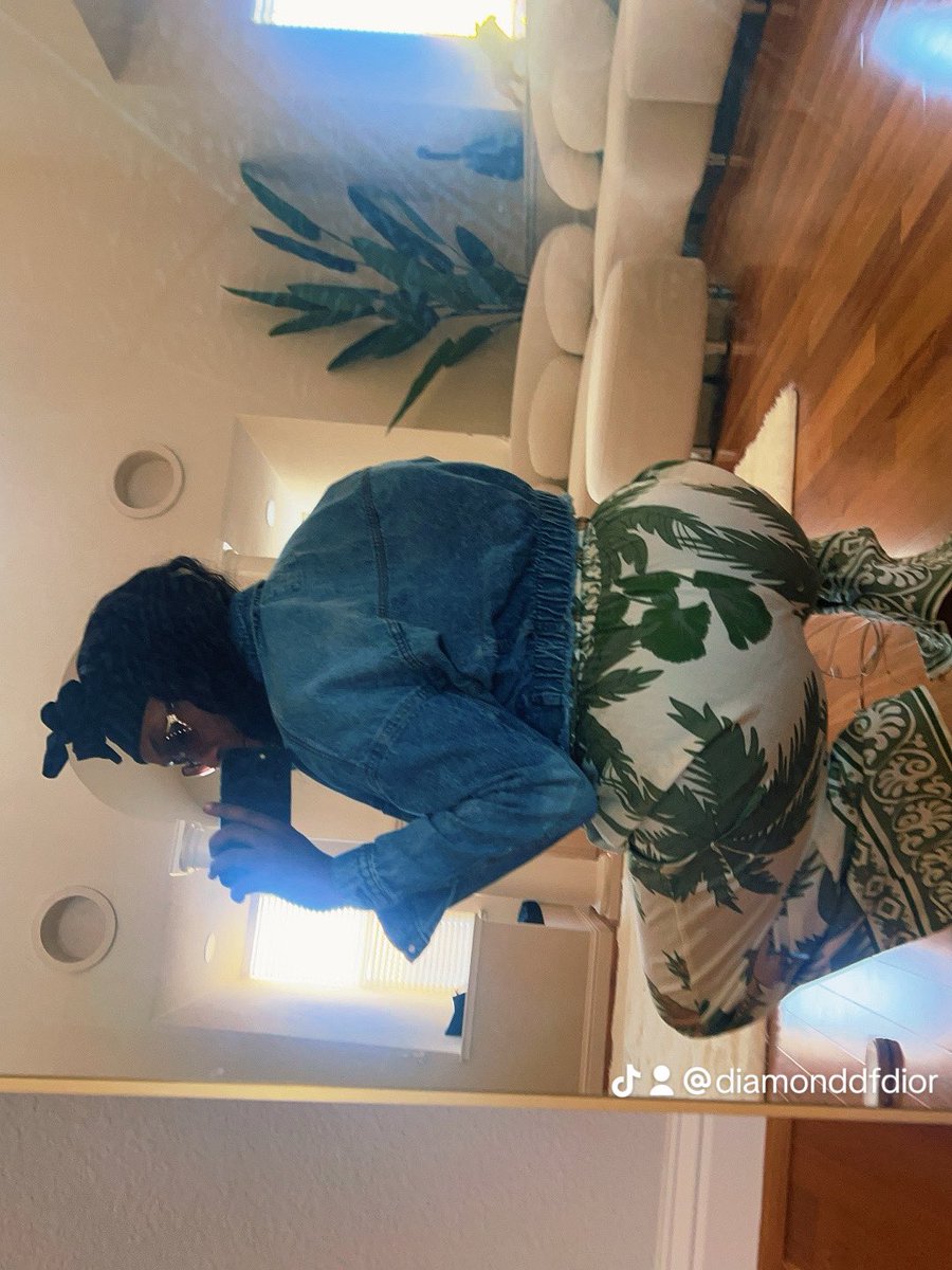 diamonddfdior's tweet photo. Palm tree baddie 🌴👸🏾💋 https://t.co/bCupKgkHvS