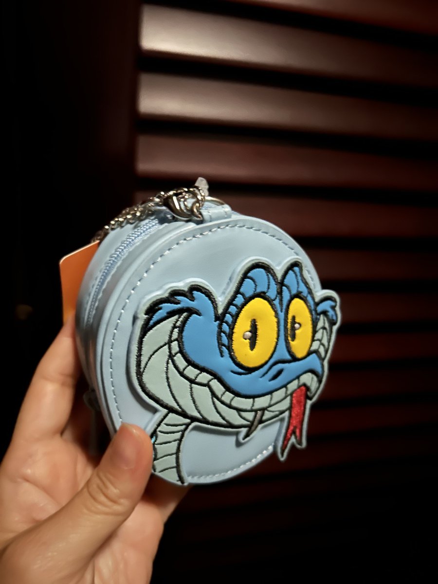 back_head_lover's tweet photo. 昨日アベイルで野生のゲイリーグッズをゲット👍✨🐍
トートの方はサインあるの良いね！ https://t.co/PWa9MCT4rS