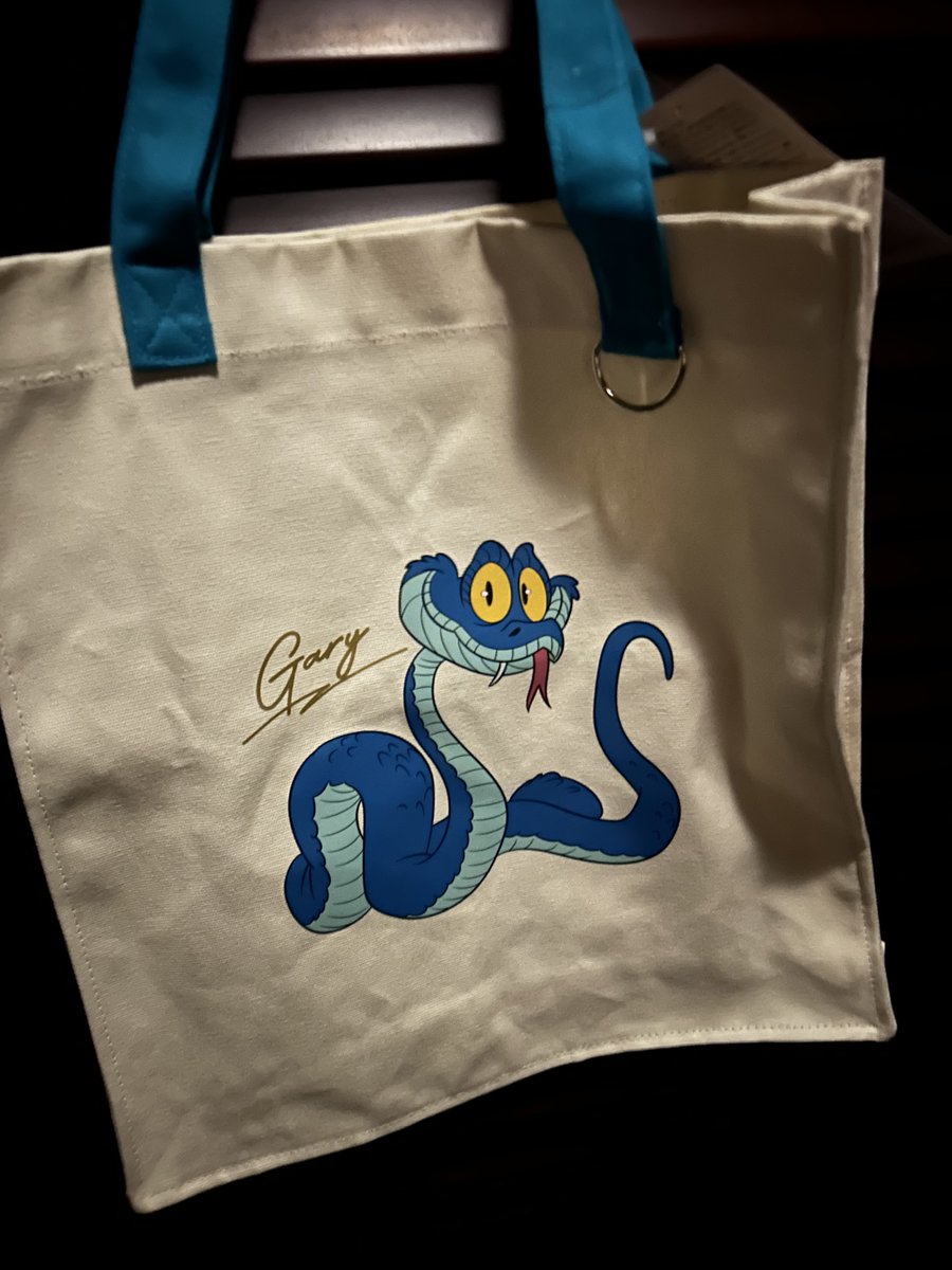 back_head_lover's tweet photo. 昨日アベイルで野生のゲイリーグッズをゲット👍✨🐍
トートの方はサインあるの良いね！ https://t.co/PWa9MCT4rS