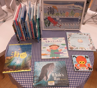 Aizulibrary's tweet photo. 🌊海のいきものの本🐟
足がたくさんあるタコ、カラフルなウミウシ、力強く泳ぐクジラなど…
色も形も違ういきものたちが暮らす海の中を、あなたものぞいてみませんか？
展示期間：2026年7月30日（木）まで
場所：こどもとしょかん　貸出カウンター前 https://t.co/6TTS5CkD3D