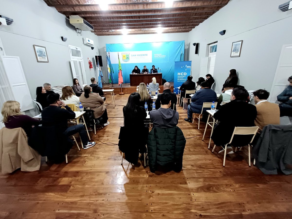 HebeLencina's tweet photo. HCD SAN VICENTE
Alejandro Korn

En una nueva sesion ordinaria, en A.KORN, se trabajaron varios proyectos, entre ellos:
 
 PR 8556: declaramos 𝗩𝗲𝗰𝗶𝗻𝗼 𝗗𝗲𝘀𝘁𝗮𝗰𝗮𝗱𝗼 de S. Vicente al Sr. JORGE TALLIAPIERA

PR 8571: Reconocimiento  a Don ANGEL BASILIO NUÑEZ. https://t.co/aZUa8zVWkm