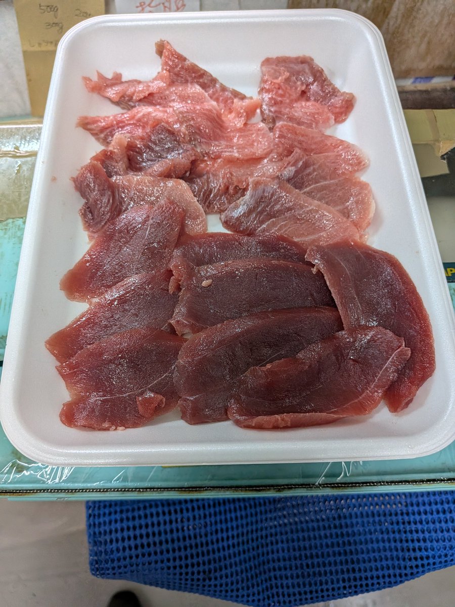 GYOSAI_Ltd's tweet photo. 本日の目玉‼️
天然生南黒マグロ
トロと赤身2人前セット
¥1800 https://t.co/oiwEyLdMue