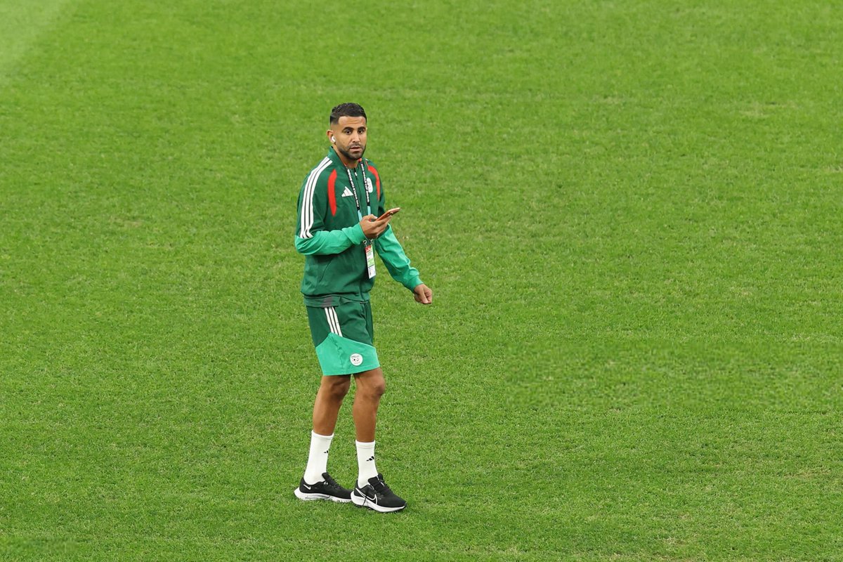 diario_AFC's tweet photo. 📸 رياض محرز خلال جولته في الملعب 🇩🇿 https://t.co/WyKqFlnys9