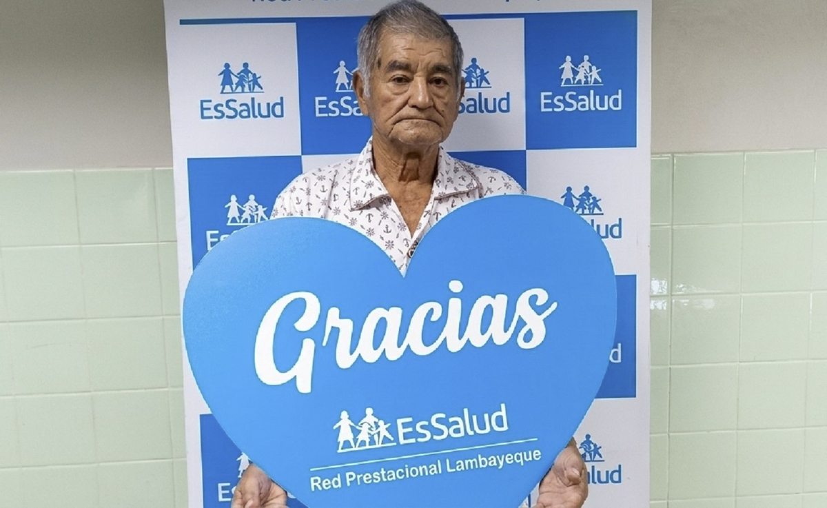 EsSaludPeru's tweet photo. ¡Milagro de vida en EsSalud Lambayeque! 💙

Especialistas del Hospital Almanzor Aguinaga salvaron la vida de un paciente de 81 años con estenosis aórtica severa. Gracias al trabajo de un equipo multidisciplinario, se realizaron dos procedimientos complejos en una sola intervención, evitando la cirugía a corazón abierto. 

El asegurado, que sufría constantes desmayos y dificultad para respirar, hoy celebra una segunda oportunidad de vida. ✨

🌐Más información aquí:👇🏽
https://t.co/aFq45mTfKF

#EsSalud #HospitalAguinaga #AltaEspecialización